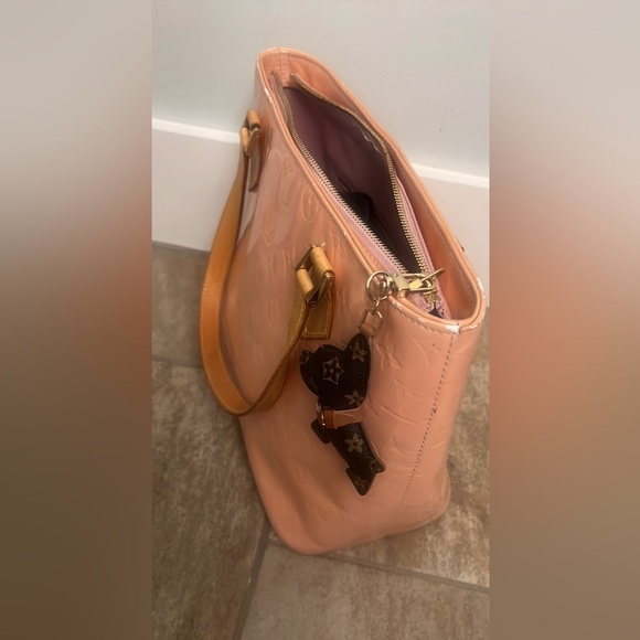 Louis Vuitton patent leather handbag - Picture 3 of 4